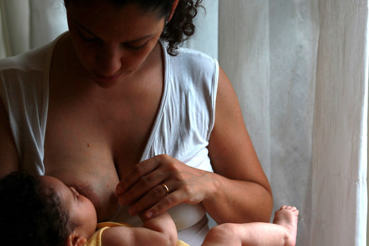 Photo d'une mère allaitant son bébé