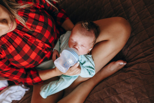 Photo d'une mère donnant le biberon à son bébé