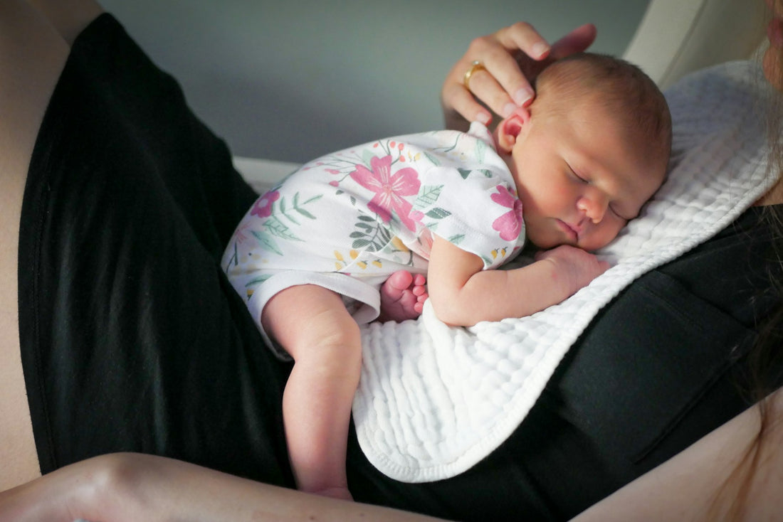 Maman tenant son bébé dans ses bras