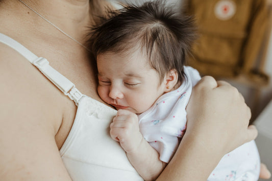 Maman tenant son bébé dans les bras