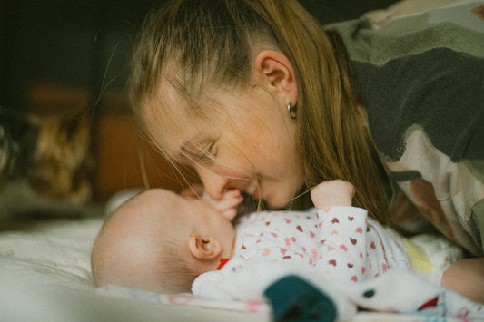 Maman tenant son bébé contre elle