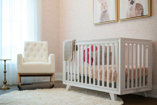 Chambre de bébé chaleureuse avec un berceau blanc et un fauteuil confortable