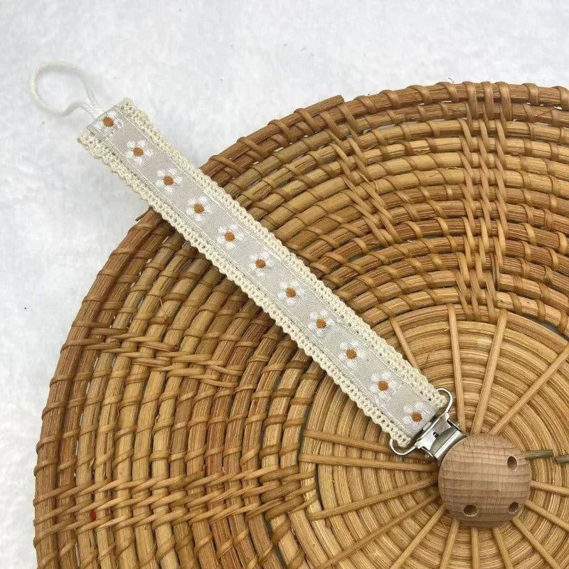 Attache-sucette en ruban brodé avec clip en bois – marguerites kaki