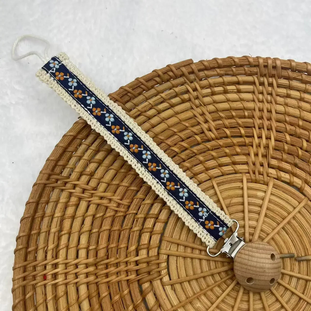 Attache-sucette en ruban brodé avec clip en bois – fleurs a bleu foncé