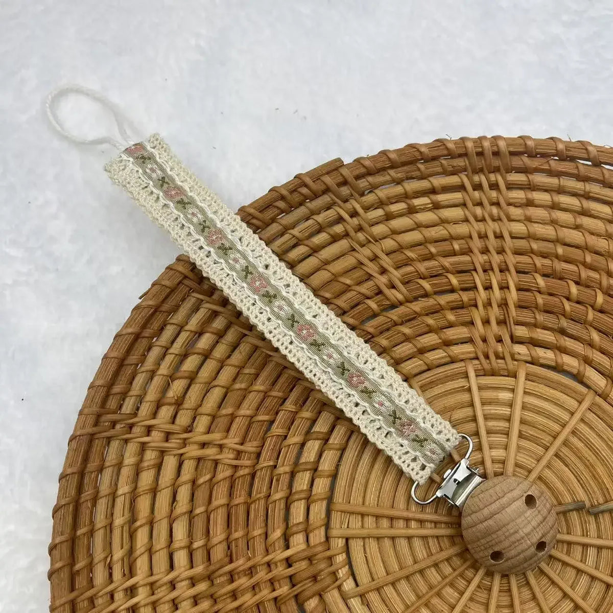 Attache-sucette en ruban brodé avec clip en bois – fleurs b vert foncé