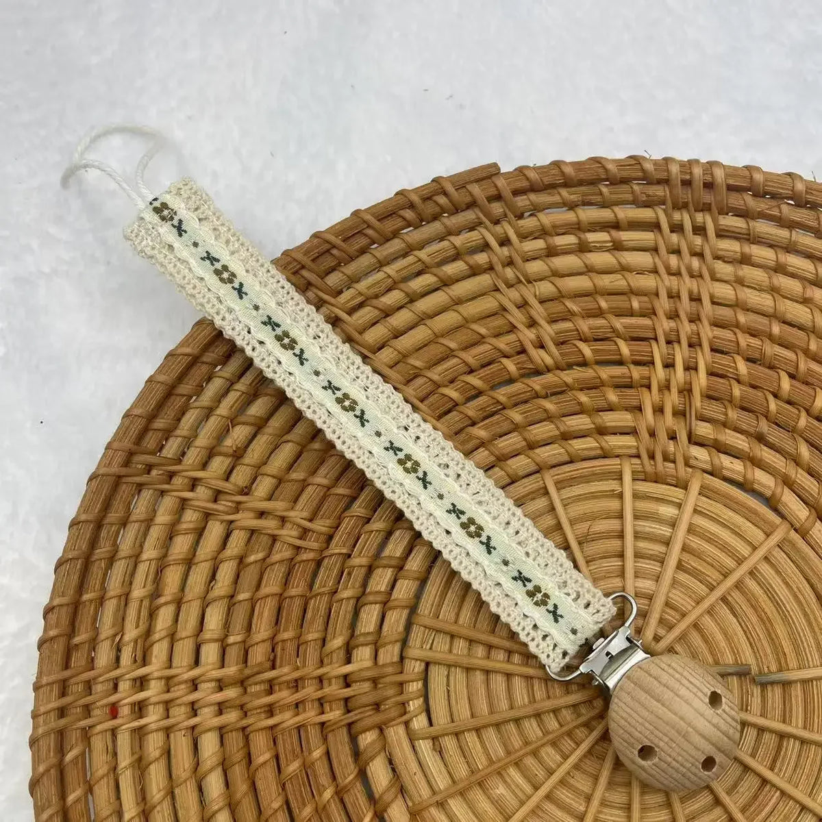 Attache-sucette en ruban brodé avec clip en bois – fleurs b vert