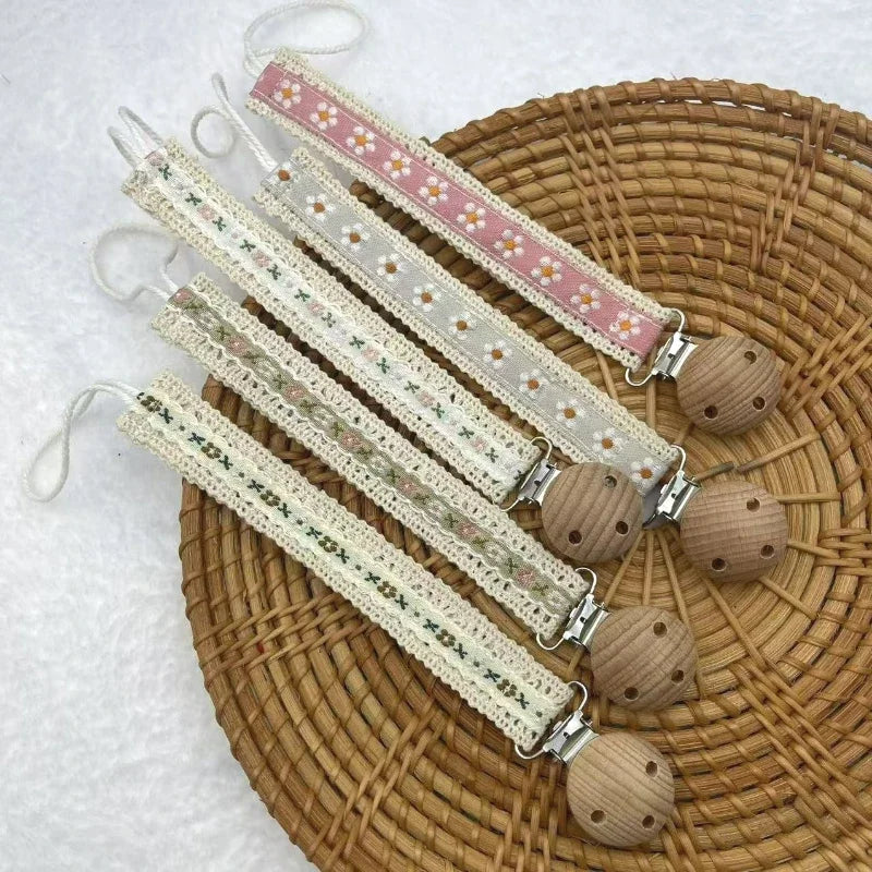 Attaches-sucette brodées de fleurs, marguerites et cœurs avec clips en bois