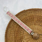 Attache-sucette en ruban brodé avec clip en bois – marguerites roses