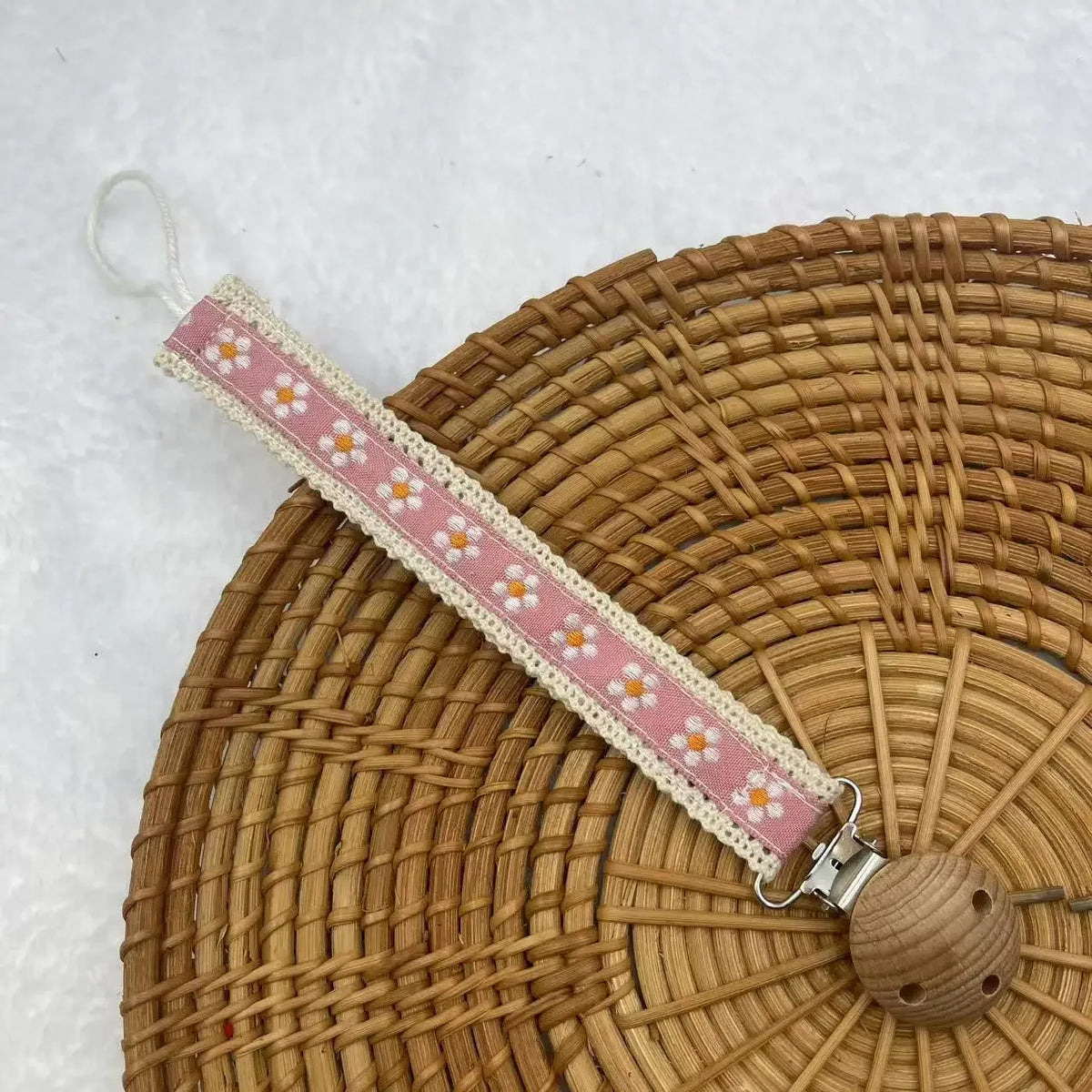 Attache-sucette en ruban brodé avec clip en bois – marguerites roses