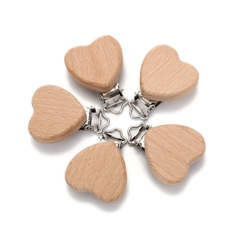 Cinq clips en hêtre en forme de cœur disposés en fleur