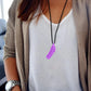 Maman portant le collier d'allaitement plume violet en silicone