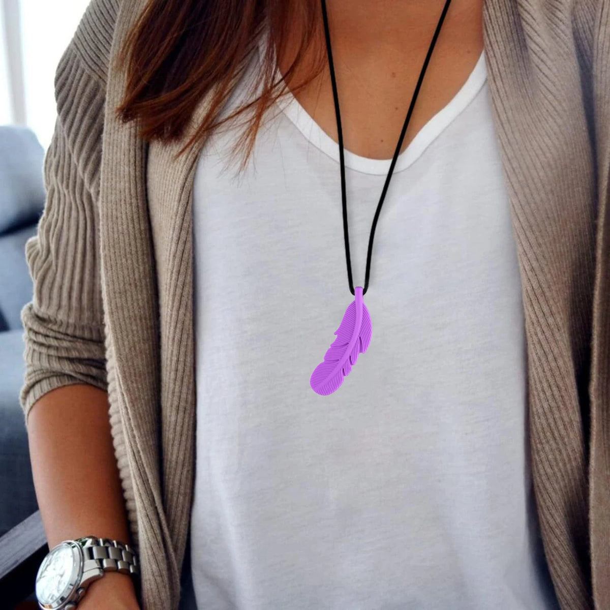 Maman portant le collier d'allaitement plume violet en silicone