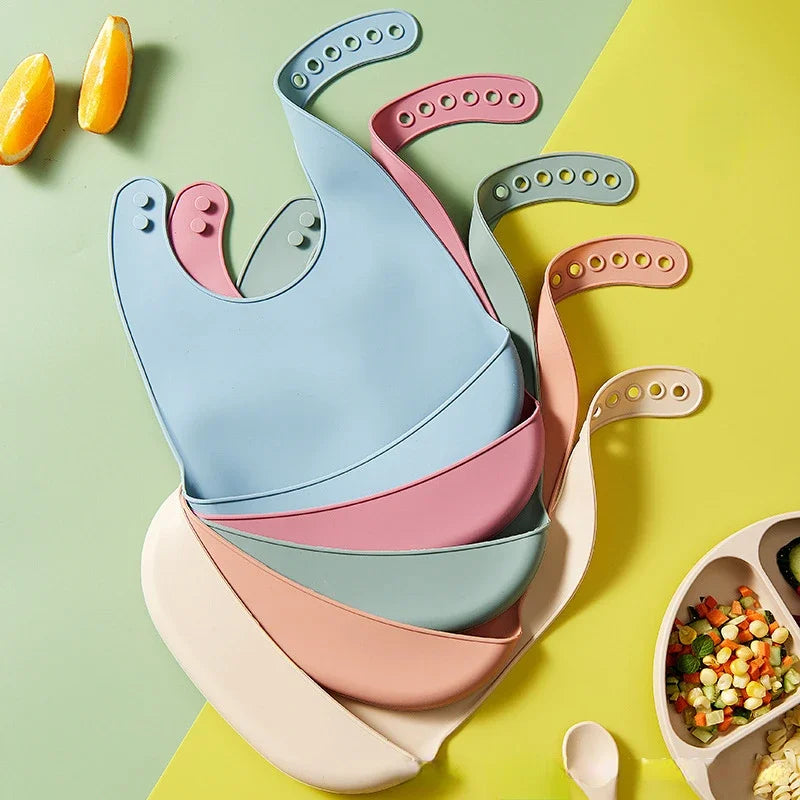 Bavoirs bébé en silicone de plusieurs couleurs avec poche récupératrice