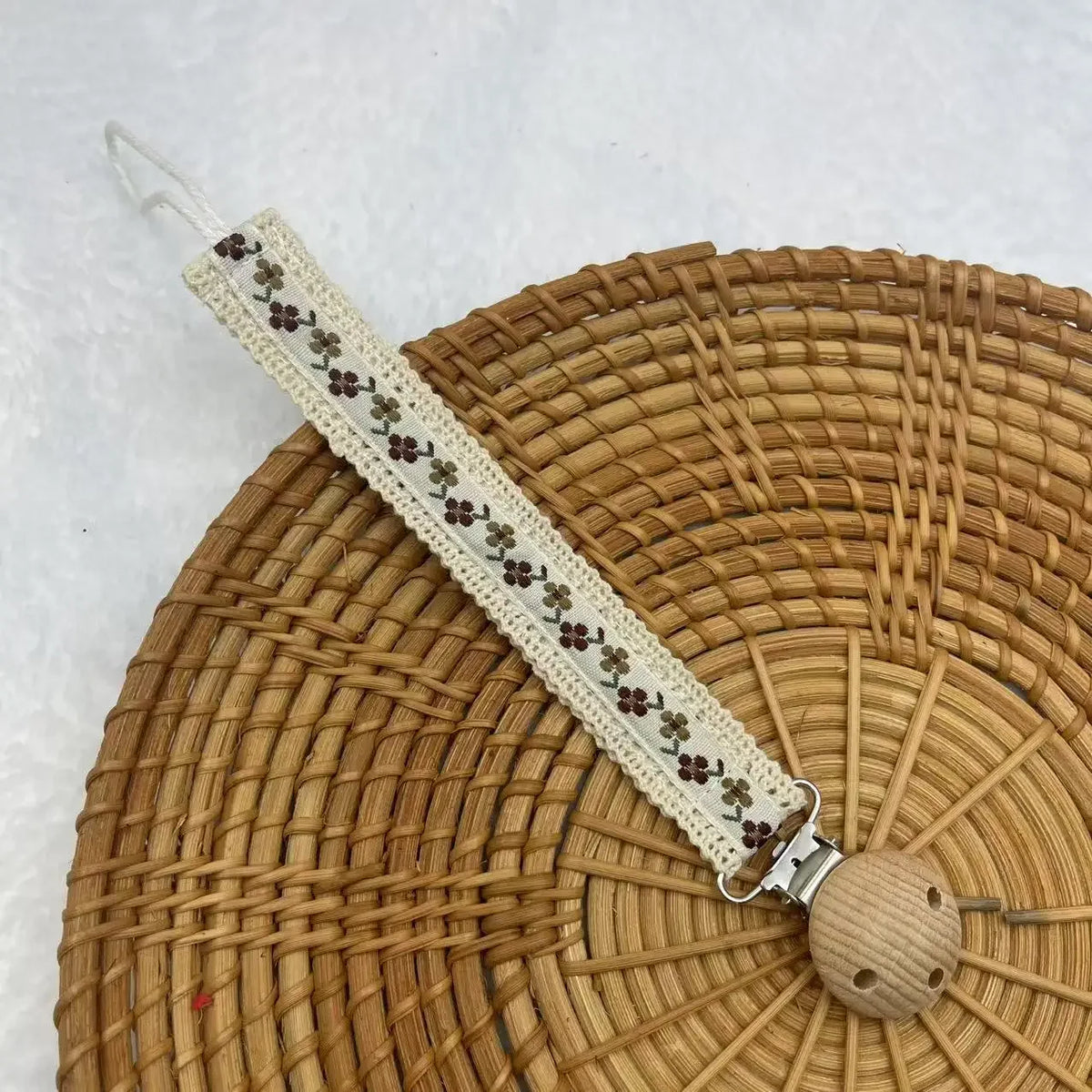 Attache-sucette en ruban brodé avec clip en bois – fleurs a beige