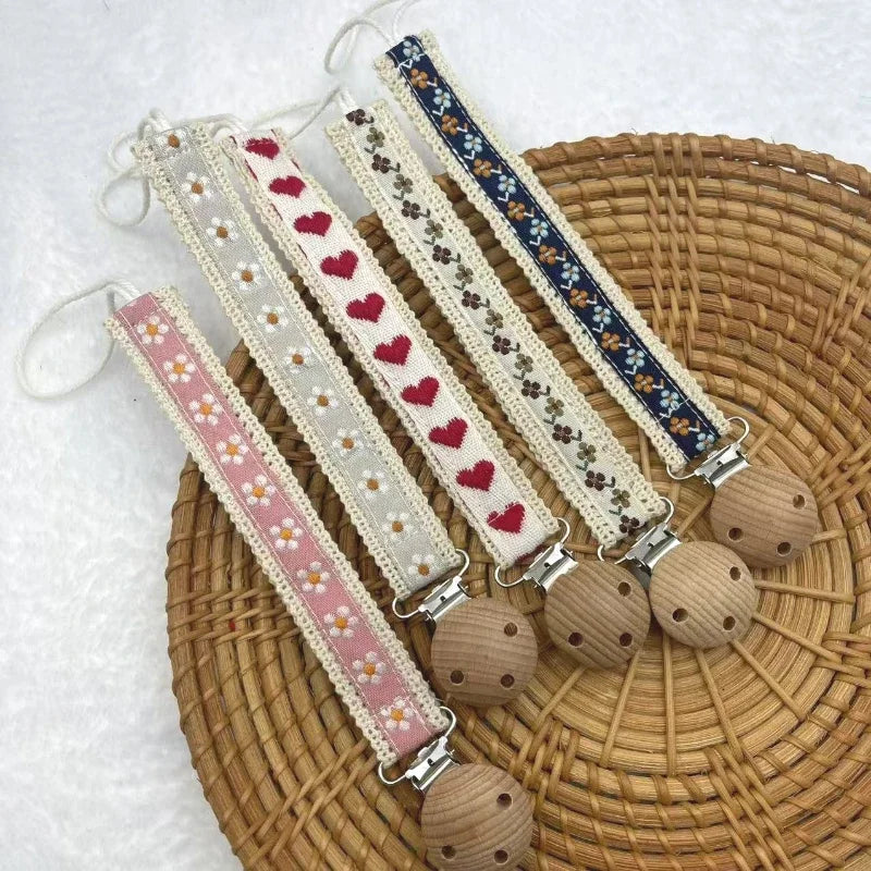 Collection d’attaches-sucette brodées avec clips en bois